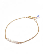 Load image into Gallery viewer, Pearls in a row Bracelet