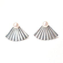 Load image into Gallery viewer, Genuine pearl stud earrings