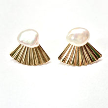 Load image into Gallery viewer, Genuine pearl stud earrings