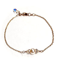 Load image into Gallery viewer, Single Round Pearl sparkle bracelet, Lindsay pearl and rhinestone crystal bracelet