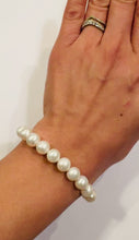 Load and play video in Gallery viewer, Classic single strand pearl bracelet