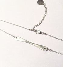Load image into Gallery viewer, Handlebar hammered bar necklace