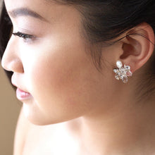 Load image into Gallery viewer, Swarovski Flower earrings