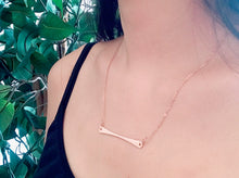 Load image into Gallery viewer, Handlebar hammered bar necklace