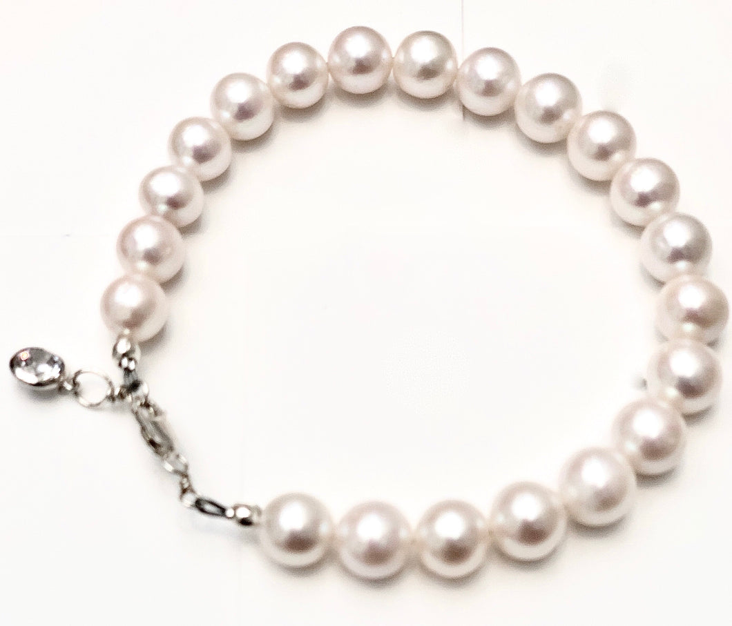 Classic single strand pearl bracelet