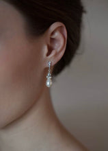 Load image into Gallery viewer, Simplicity Pearl Drop earrings