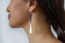 Load image into Gallery viewer, Pillar thread earrings