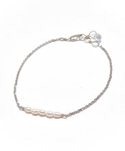 Load image into Gallery viewer, Pearls in a row Bracelet
