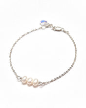 Load image into Gallery viewer, Four Pearl bracelet, silver or gold bracelet
