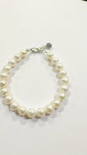 Load and play video in Gallery viewer, Classic single strand pearl bracelet

