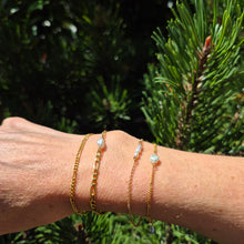 Load image into Gallery viewer, Keshi Pearl Figaro Chain bracelet
