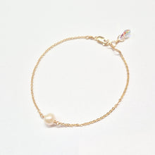 Load image into Gallery viewer, Single Round Pearl sparkle bracelet, Lindsay pearl and rhinestone crystal bracelet
