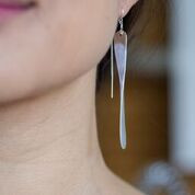 Load image into Gallery viewer, Pillar thread earrings
