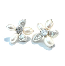 Load image into Gallery viewer, Pearl Flower earrings

